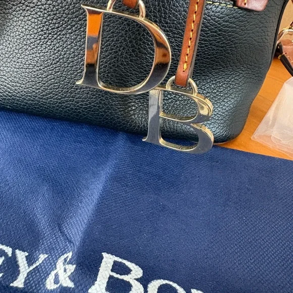 Dooney & Bourke Black Domed Satchel with Handles or Crossbody Bag Like New - Picture 5 of 16
